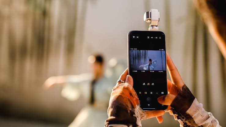 Honor Robot Phone cinema camera UI showing 4K 60fps, shutter, exposure index, white balance, and continuous autofocus