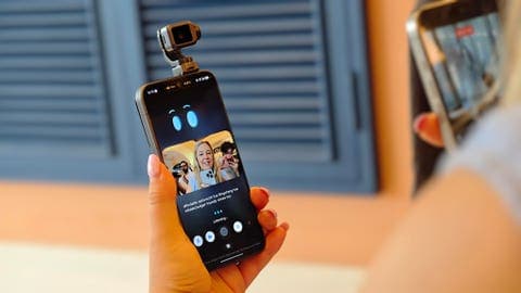 Honor Robot Phone in YOYO Robot Mode, showing blue digital eyes, a live preview, and a Listening status